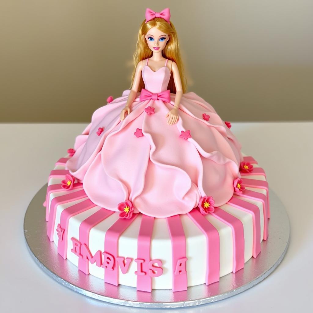 Bánh sinh nhật hình búp bê Barbie với váy làm bằng fondant hồng, trang trí bằng hoa và nơ.